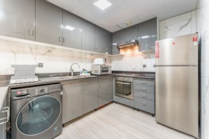 Fridge, microwave, stovetop, coffee/tea maker - Compact 1BR, Just A Minute Drive to At the Top Burj Khalifa - Ontario Tower, Business Bay (Dubai)