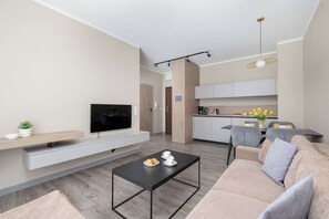 TV, offices - Modern Apartment | Parking, Balcony, Close to the Beach (Międzyzdroje)