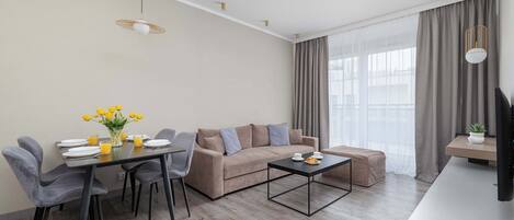 Una televisión, una oficina