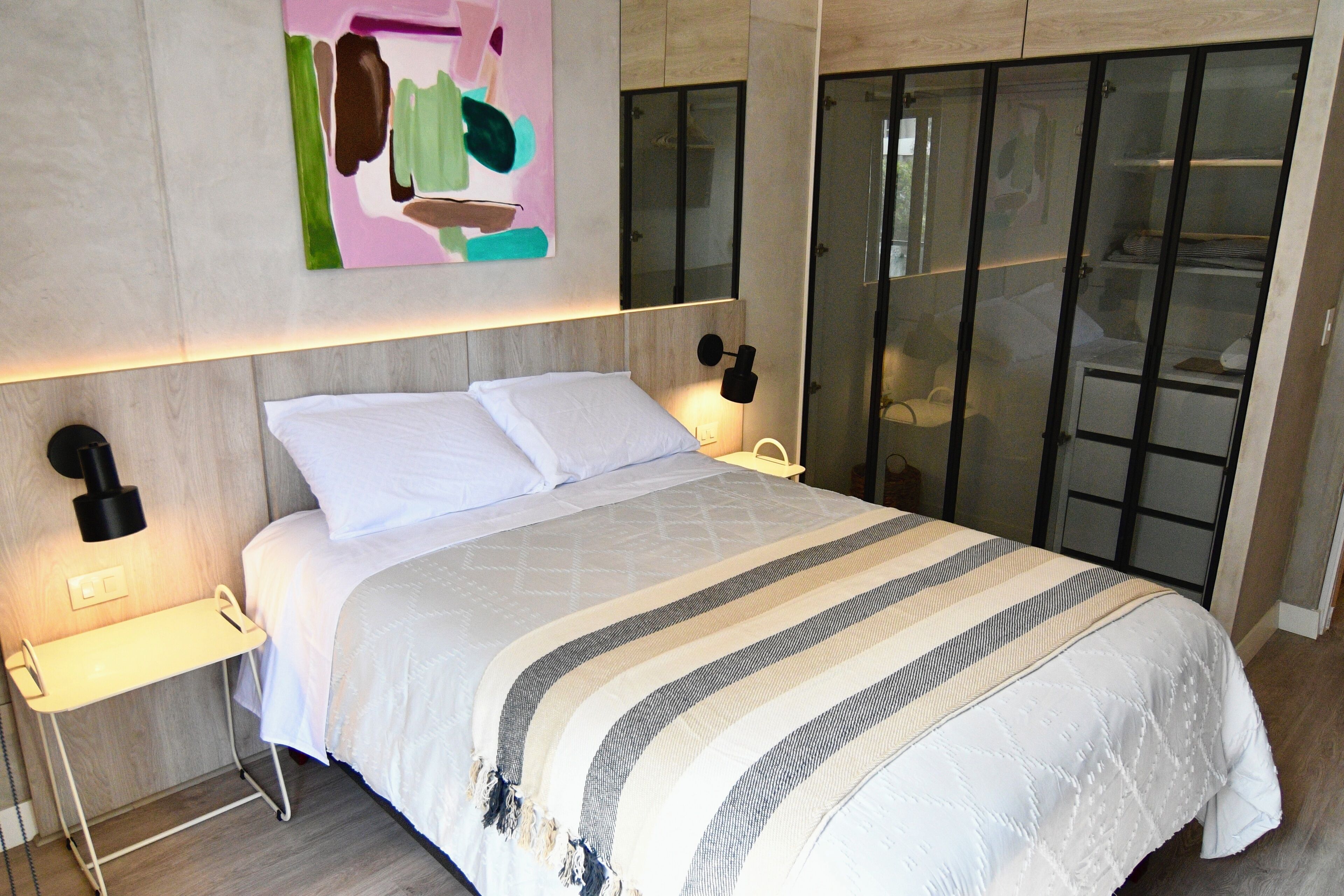 Cortinas blackout, tabla de planchar con plancha y wifi gratis 