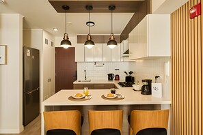 Apartamento exclusivo | Cocina privada | Frigorífico grande, microondas, placa de cocina y utensilios de cocina