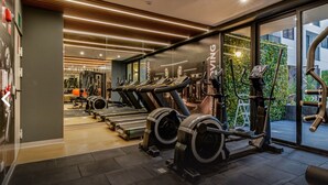 A gym with treadmills, elliptical machines, and weight equipment. - Artline Barranco (Lima)