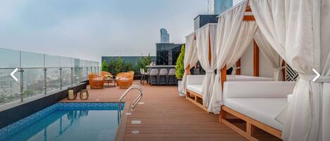 Piscina externa, funciona das 10h às 22h, guarda-sóis, espreguiçadeiras