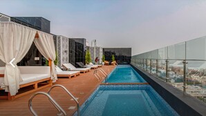 A rooftop pool with lounge chairs and a canopy. - Artline Barranco (Lima)
