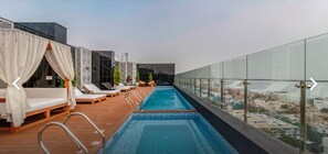 Outdoor pool, open 10:00 AM to 10:00 PM, pool umbrellas, pool loungers - Artline Barranco (Lima)