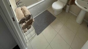 Ein Badezimmer mit Badewanne, Toilette und Waschbecken.