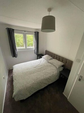 1 slaapkamer, een strijkplank/strijkijzer, wifi, beddengoed