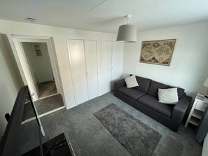 TV - 1- Bedroom Semi-detached Chalet Uddingston Glasgow (Uddingston)
