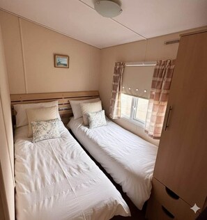 4 habitaciones, tabla de planchar con plancha, wifi y ropa de cama 