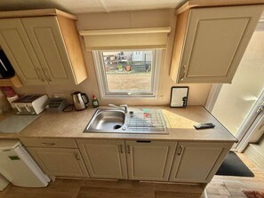 Private kitchen - Deluxe Delta 4-bedroom Caravan (Uddingston)