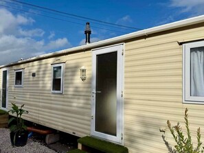 Exterior - Deluxe Delta 4-bedroom Caravan (Uddingston)