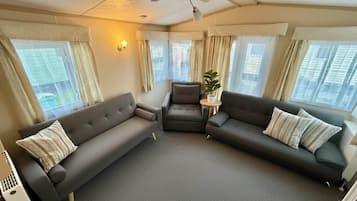 Een televisie en een open haard