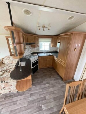 Frigorífico, microondas, horno y placa de cocina