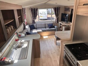 Fridge, oven, stovetop, toaster - 3-Bedroom Swift Maryville Caravan Site Glasgow (Uddingston)