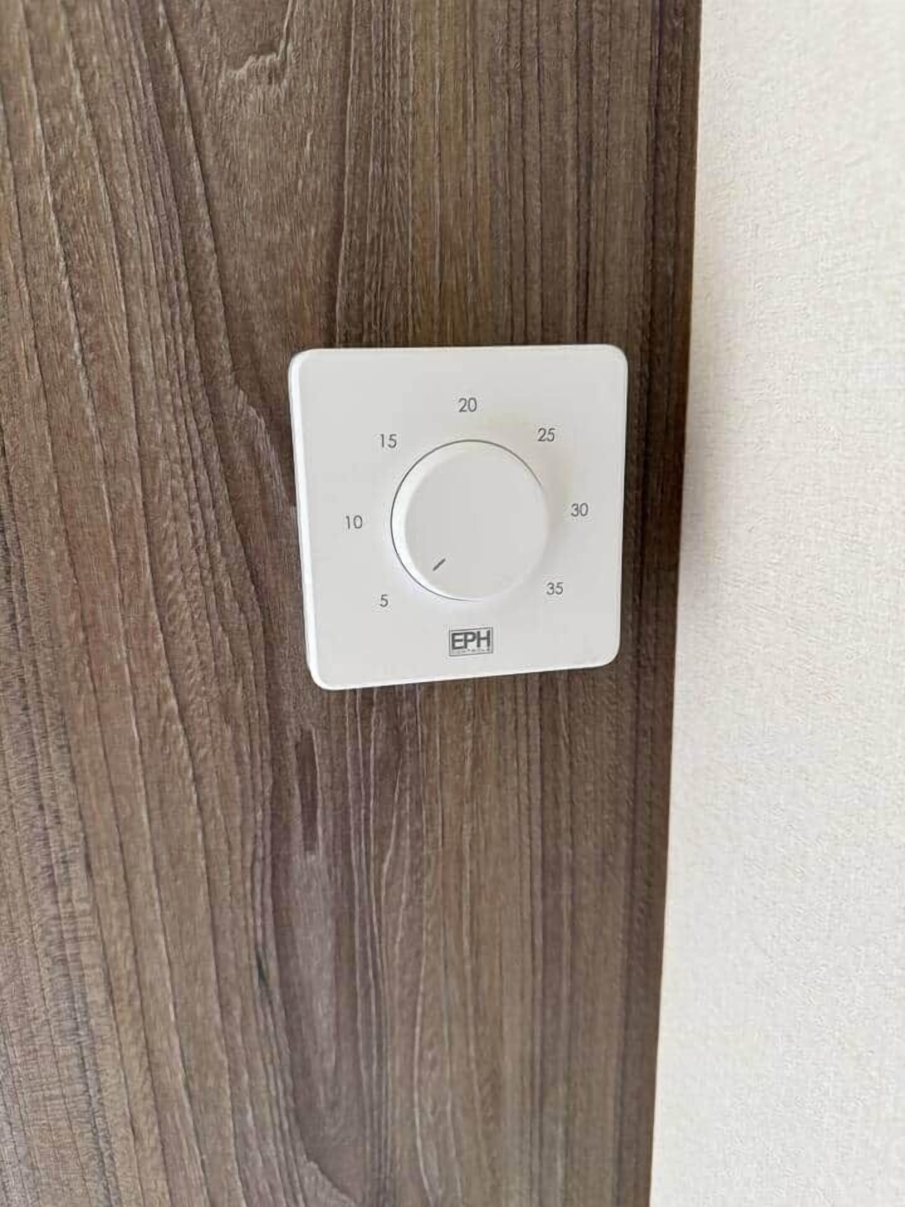 Termostat på en træoverflade.