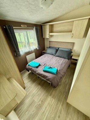 Tabla de planchar con plancha, wifi y ropa de cama 