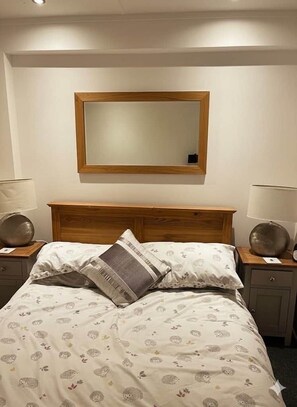 Tabla de planchar con plancha, wifi gratis, ropa de cama