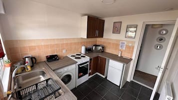 雪櫃、微波爐、焗爐、爐具