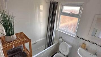 Sèche-cheveux, serviettes fournies, papier toilette