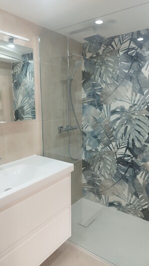Shower, hair dryer, towels, toilet paper - Apartment in the heart of the medieval village (Tourrettes-sur-Loup)