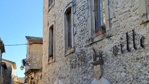 Un edificio de piedra con ventanas arqueadas y un cartel que dice 'Hotel de Ville'.