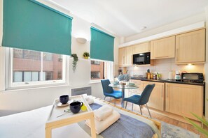 Fridge, microwave, oven, stovetop - Cozy Studio in the Heart of the City of London B (London)