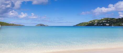 Chaises longues, serviettes de plage