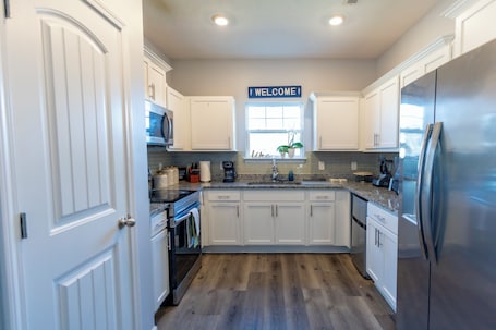 Private kitchen. Eagle's Nest with Forest Views—Playroom—30 minutes from Nashville