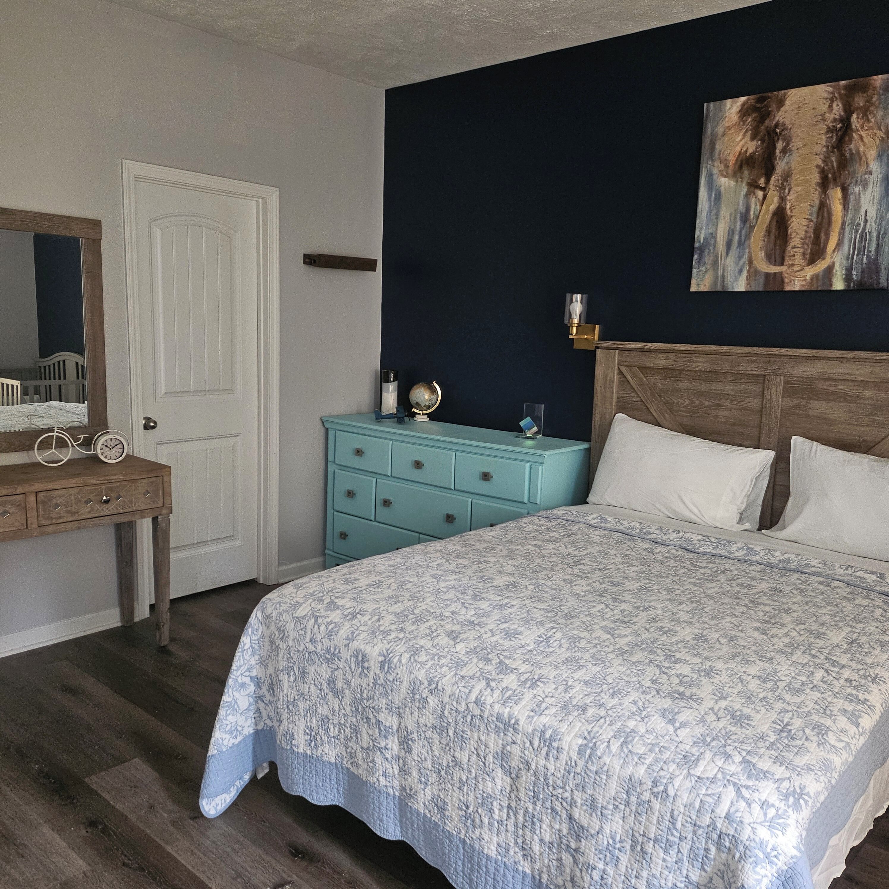 5 soverom, strykejern/-brett, internettilgang og sengetøy