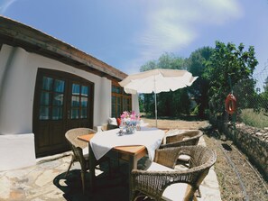 Habitación tradicional doble, vistas al jardín | Restaurante al aire libre