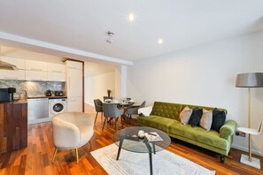 TV - Avari - Stylish New 1BR Apartment in Hatton Garden (London)