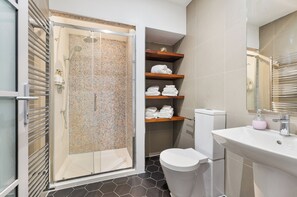 Douche, sèche-cheveux, serviettes fournies, savon