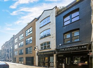 A street view with buildings, including a pawn shop and a store named 'The Diamond Lab'. - Avari - Stylish New 1BR Apartment in Hatton Garden (London)