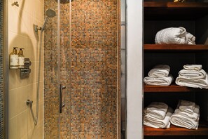 Shower, hair dryer, towels, soap - Avari - Stylish New 1BR Apartment in Hatton Garden (London)