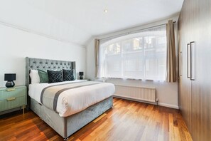 Iron/ironing board, travel cot, WiFi, bed sheets - Avari - Stylish New 1BR Apartment in Hatton Garden (London)