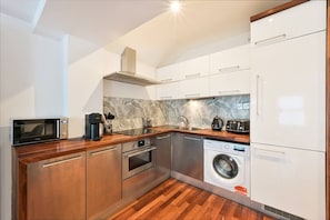 Coffee/tea maker, fridge, microwave, oven - Avari - Stylish New 1BR Apartment in Hatton Garden (London)
