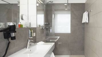 Dusche, Haartrockner, Hausschuhe, HandtĂŒcher