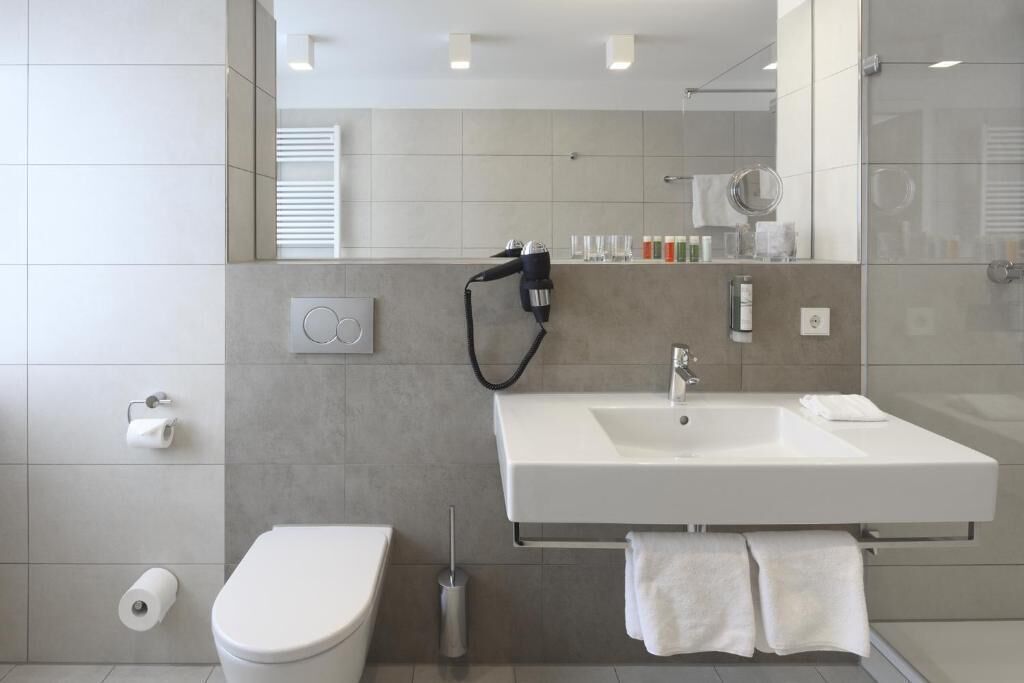 Comfort Double Room | Bathroom | Shower, hair dryer, slippers, towels