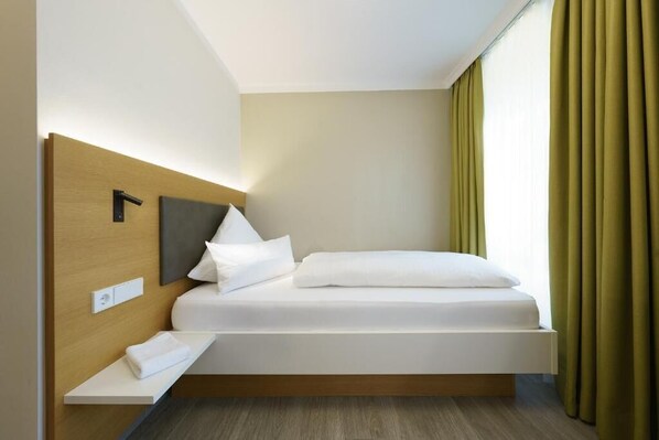 Comfort Single Room | In-room safe, desk, laptop workspace, blackout drapes - Hotel Hiller (Abstatt)