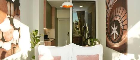 Soundproofing, free WiFi