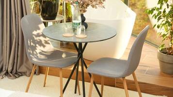 Suite – deluxe, byutsikt | Utendørsservering