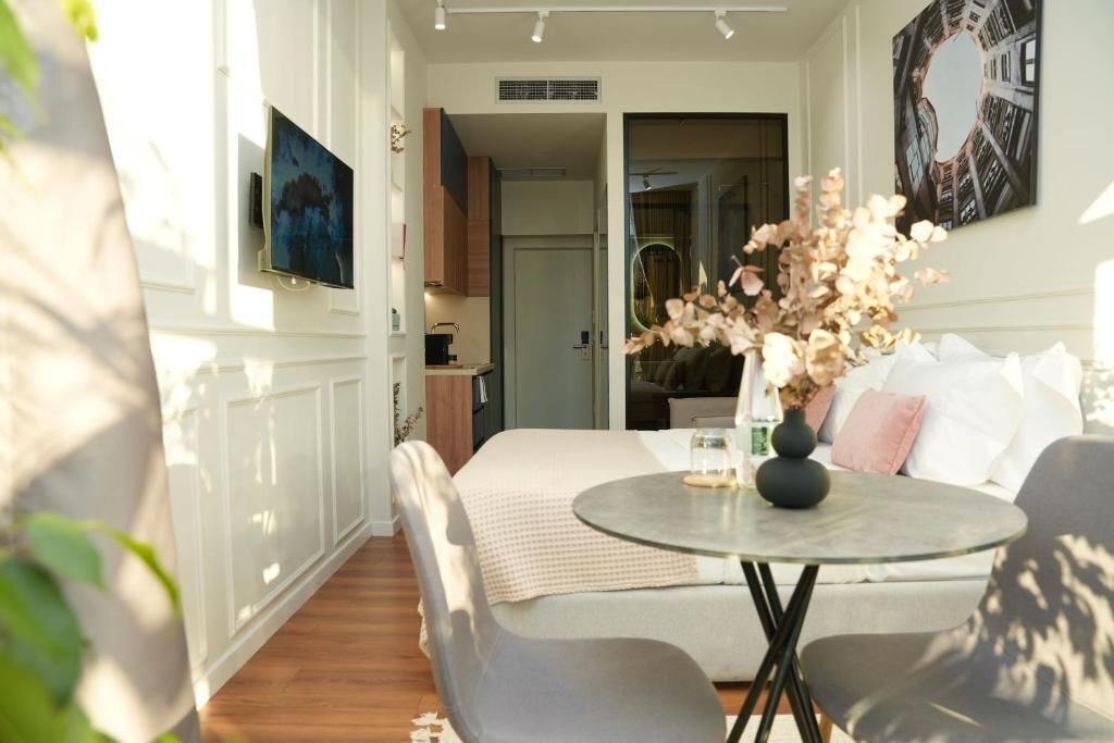 Deluxe Suite, City View | Dining