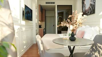 Deluxe Suite, City View | Dining