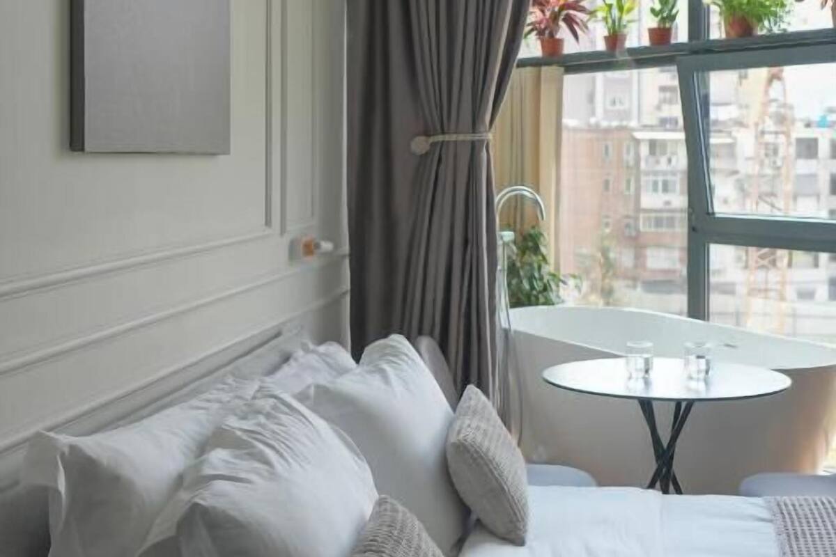 Deluxe-Doppelzimmer, Stadtblick | Schallisolierte Zimmer, kostenloses WLAN