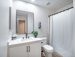 Hair dryer, towels, soap, toilet paper - 3-bedroom poolside paradise in fabulous Las Vegas (Las Vegas)