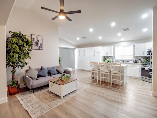 3-bedroom poolside paradise in fabulous Las Vegas