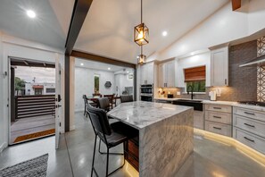 Refrigerador, microondas, horno, placa de cocina