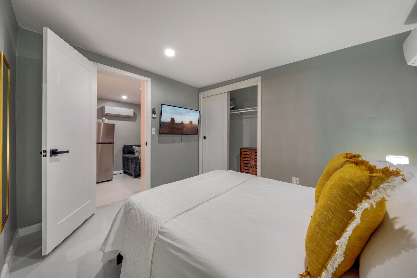 Iron/ironing board, travel cot, WiFi, bed sheets