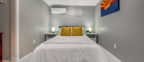 Tabla de planchar con plancha, cuna de viaje, wifi y ropa de cama