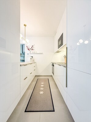 Jääkaappi, mikroaaltouuni, uuni, liesi